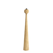 Hoge, houten zoutstrooier met bolvormige bovenkant en zwarte dop, op een witte achtergrond.