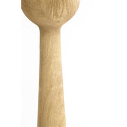 Hoge houten kandelaar met een bolvormige bovenkant.