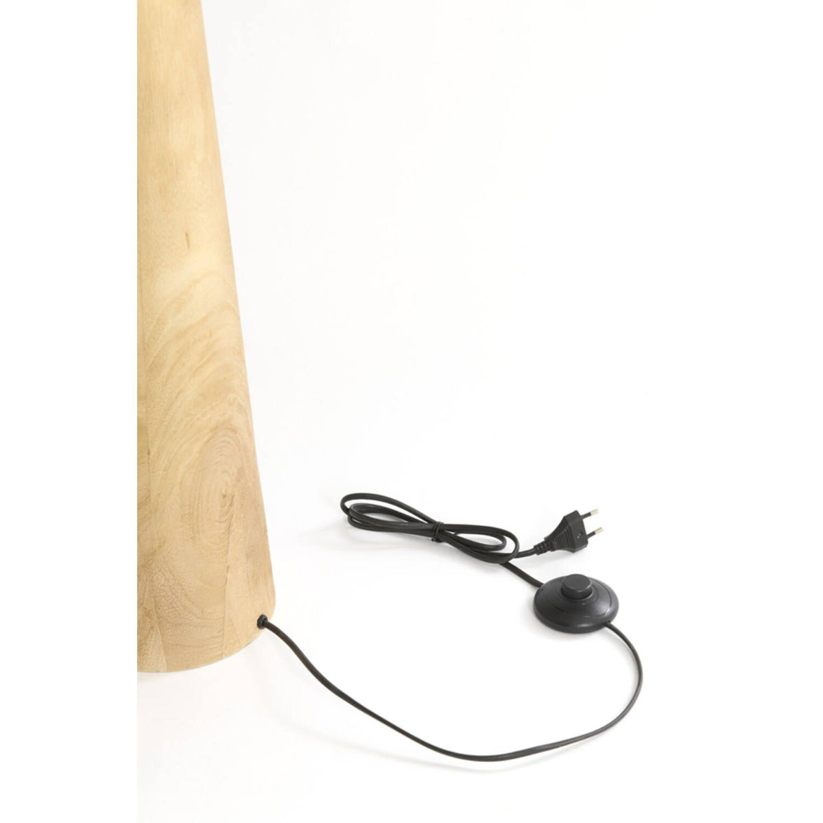 Houten lamp met zwart snoer, voetschakelaar en stekker, tegen een witte achtergrond.