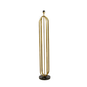 Gouden metalen vloerlamp met ovaal kooivormig ontwerp op een zwarte voet.