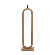 Houten vloerlamp met ovaal frame en zwarte lamphouder op een rechthoekige voet.