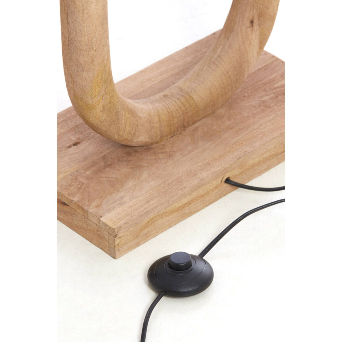 Houten tafellamp met een gebogen bovenkant, een rechthoekige voet en een voetschakelaar.
