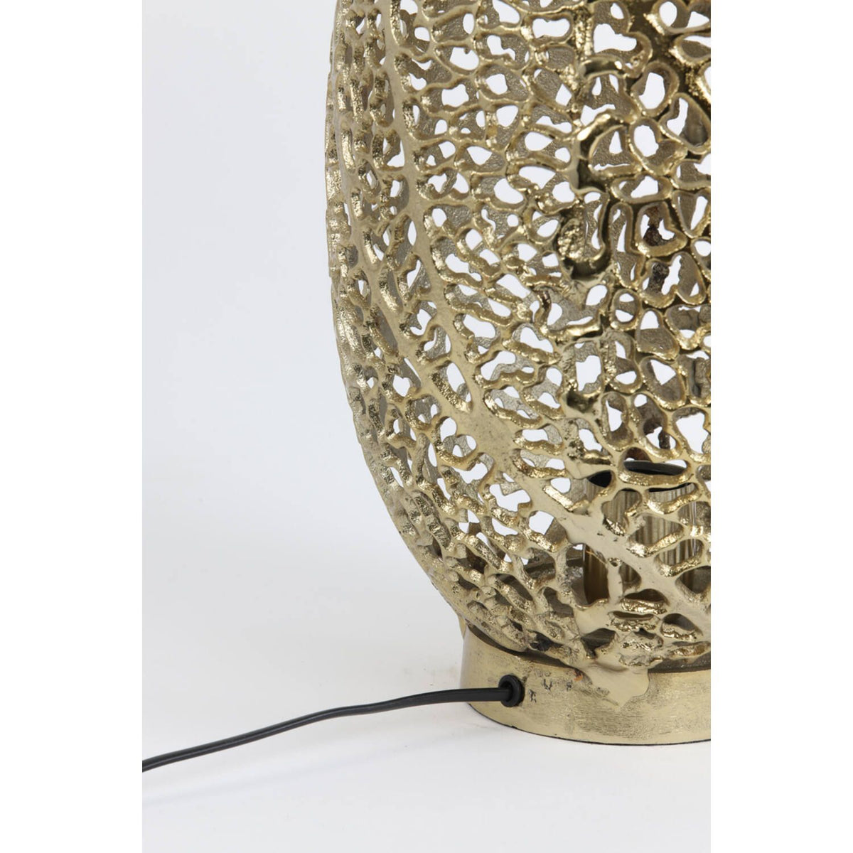Goudkleurige metalen lampvoet met opengewerkt organisch patroon en E27 fitting van Light & Living.
