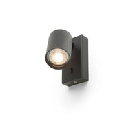 Zwarte wandlamp met cilindrische verstelbare GU10 spot, rechthoekige wandplaat en geïntegreerde schakelaar.