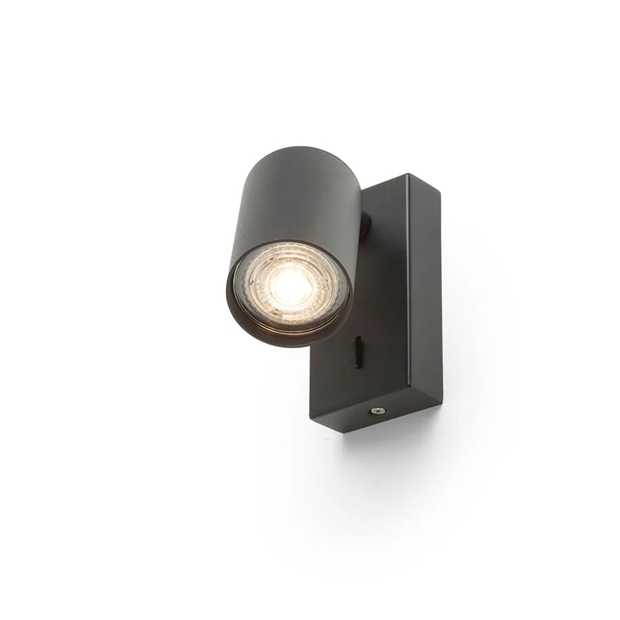 Zwarte wandlamp met cilindrische verstelbare GU10 spot, rechthoekige wandplaat en geïntegreerde schakelaar.