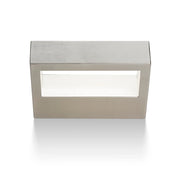 Rechthoekige wandlamp van geborsteld roestvrij staal met horizontale lichtopening en moderne zilverkleurige afwerking.