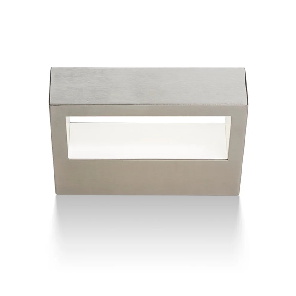 Rechthoekige wandlamp van geborsteld roestvrij staal met horizontale lichtopening en moderne zilverkleurige afwerking.
