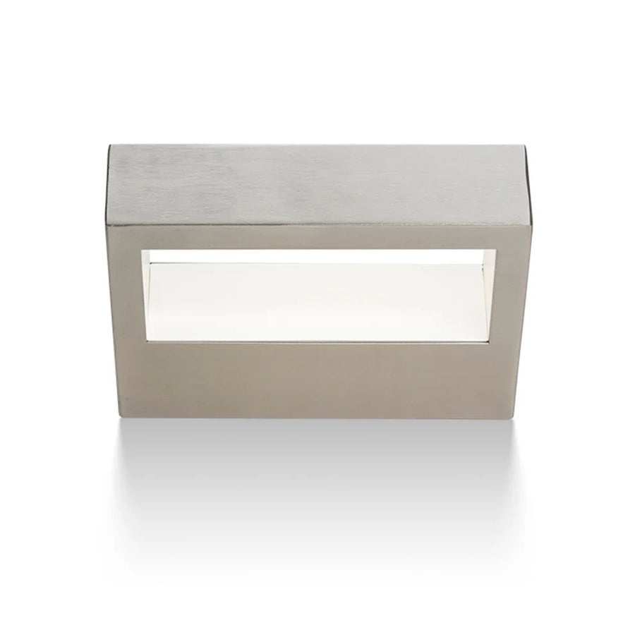 Rechthoekige wandlamp van geborsteld roestvrij staal met horizontale lichtopening en moderne zilverkleurige afwerking.