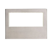Rechthoekige wandlamp van geborsteld roestvrij staal met horizontale lichtopening en moderne zilverkleurige afwerking.