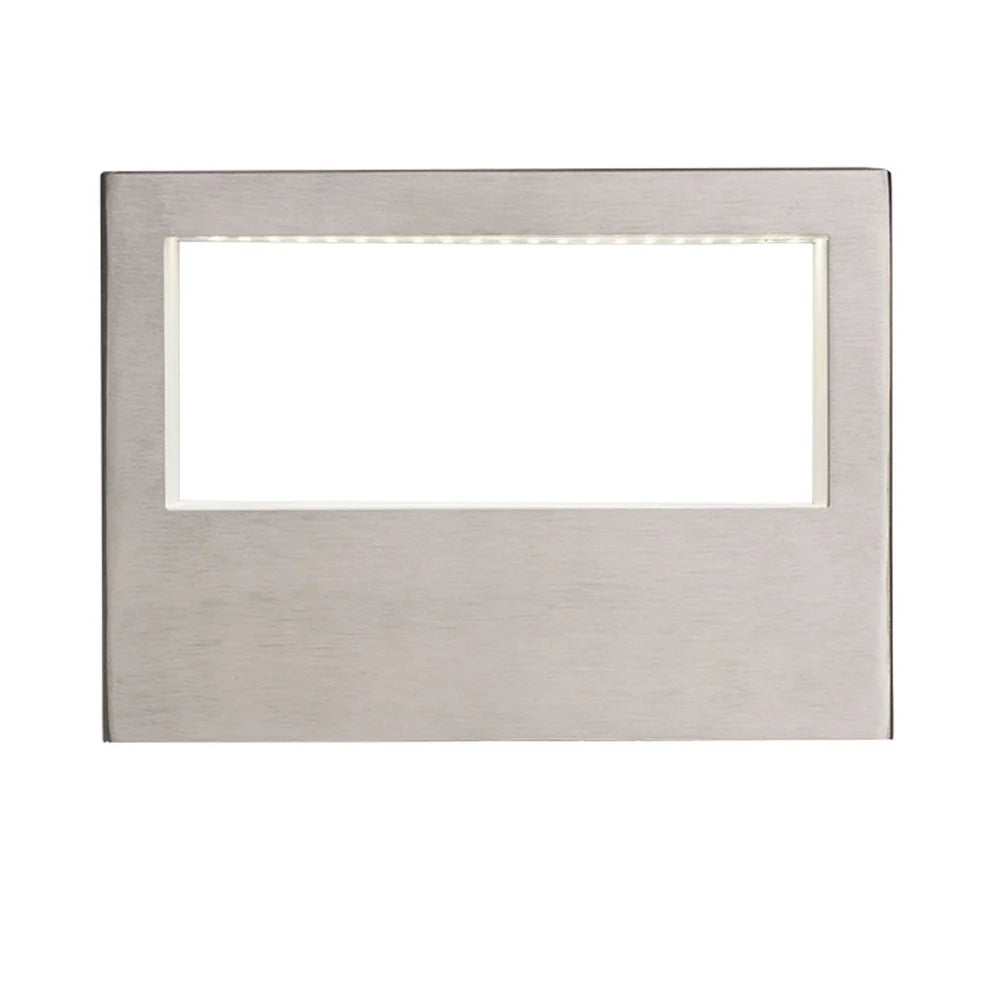 Rechthoekige wandlamp van geborsteld roestvrij staal met horizontale lichtopening en moderne zilverkleurige afwerking.