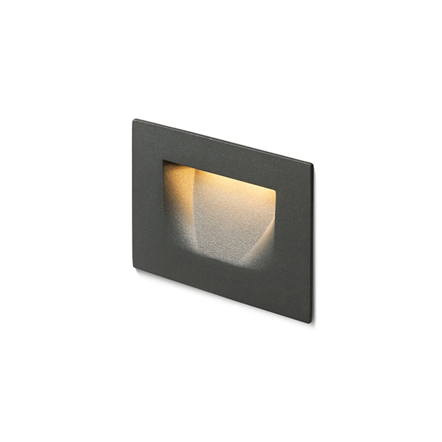 Zwarte rechthoekige LED inbouw wandlamp met verzonken lichtopening voor trapverlichting en tuinpadverlichting.