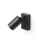 Zwarte wandlamp met cilindrische verstelbare GU10 spot, rechthoekige wandplaat en geïntegreerde schakelaar.