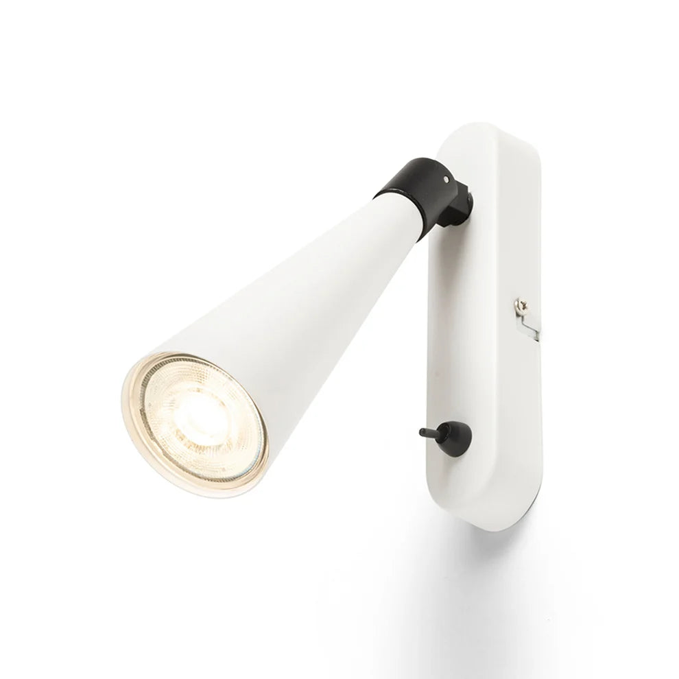 Witte wandlamp met conische GU10 spot, zwarte details en tuimelschakelaar op de wandplaat.