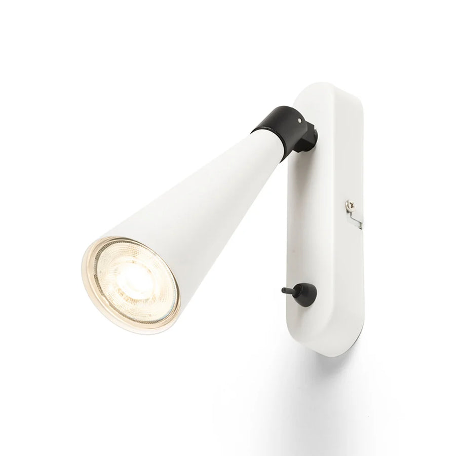 Witte wandlamp met conische GU10 spot, zwarte details en tuimelschakelaar op de wandplaat.