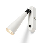 Witte wandlamp met conische GU10 spot, zwarte details en tuimelschakelaar op de wandplaat.
