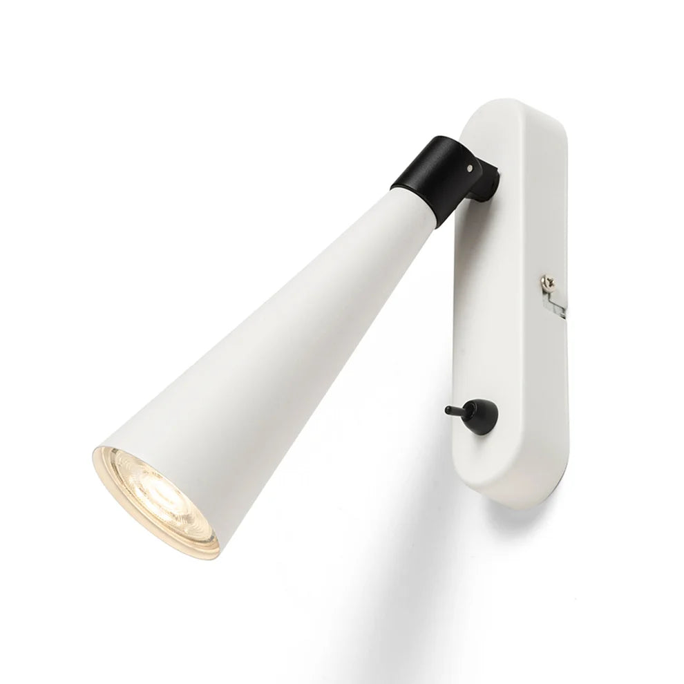Witte wandlamp met conische GU10 spot, zwarte details en tuimelschakelaar op de wandplaat.
