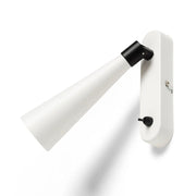 Witte wandlamp met conische GU10 spot, zwarte details en tuimelschakelaar op de wandplaat.